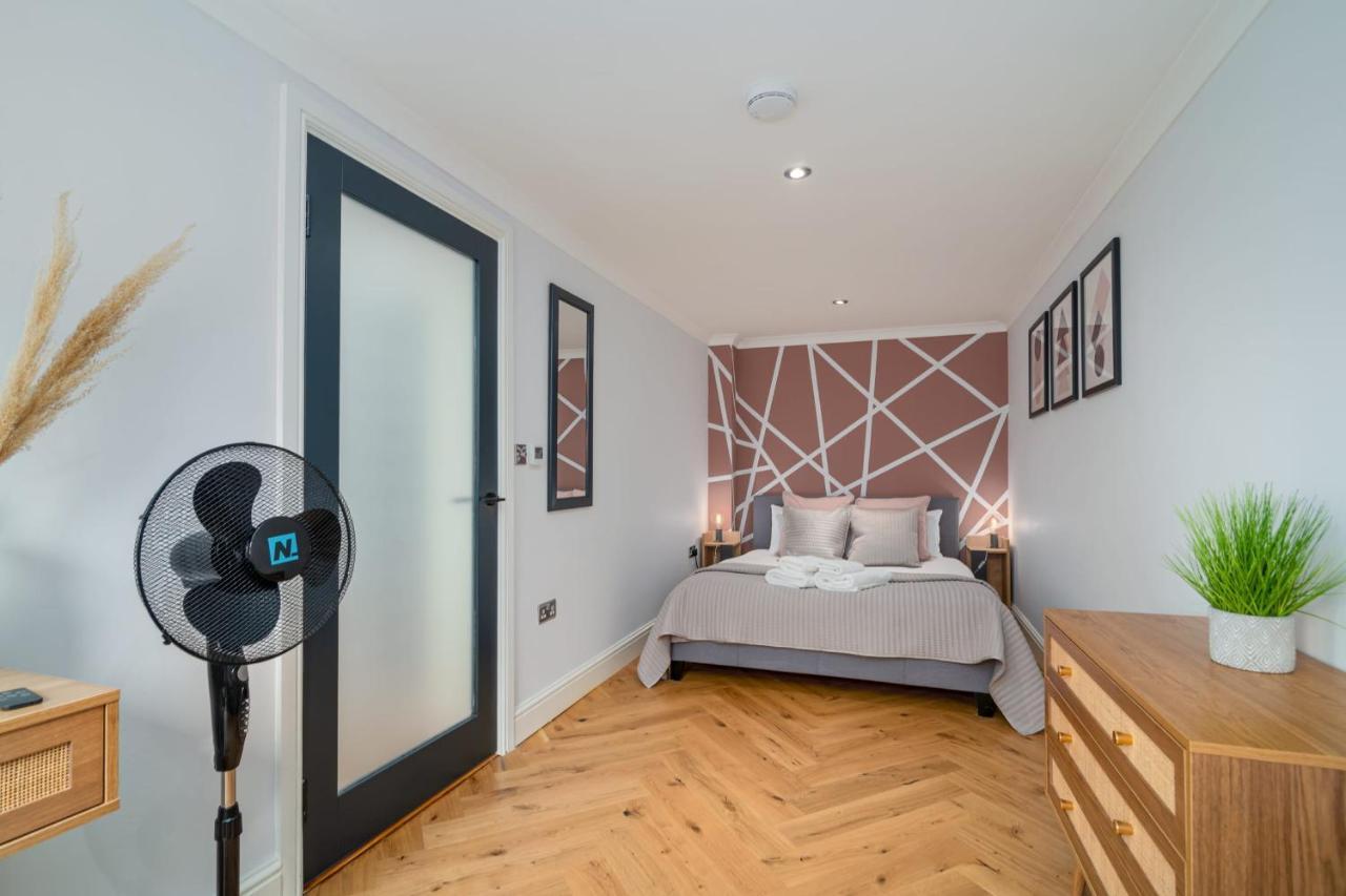 Guestready - Unique Home Near Wimbledon With Gorgeous Deck And Parking London Kültér fotó