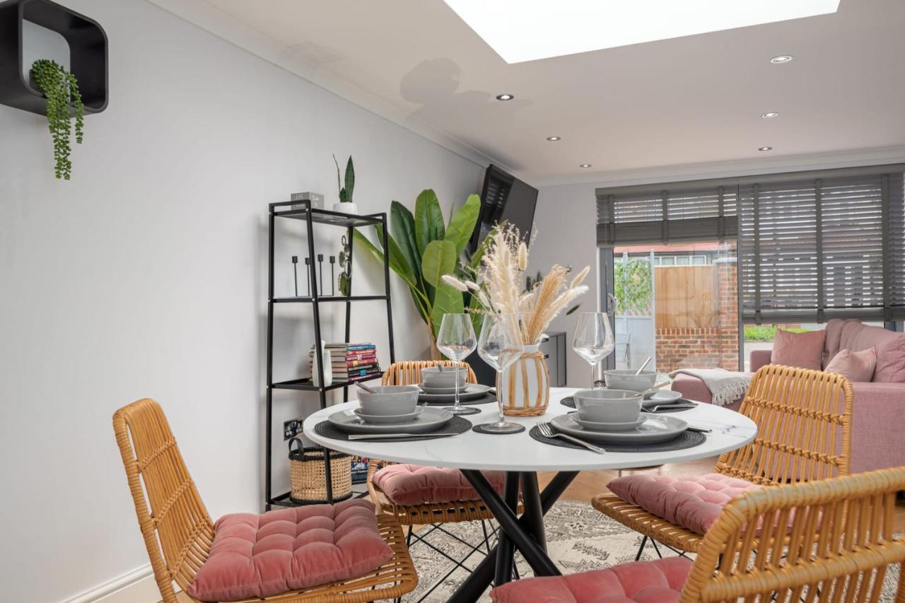 Guestready - Unique Home Near Wimbledon With Gorgeous Deck And Parking London Kültér fotó