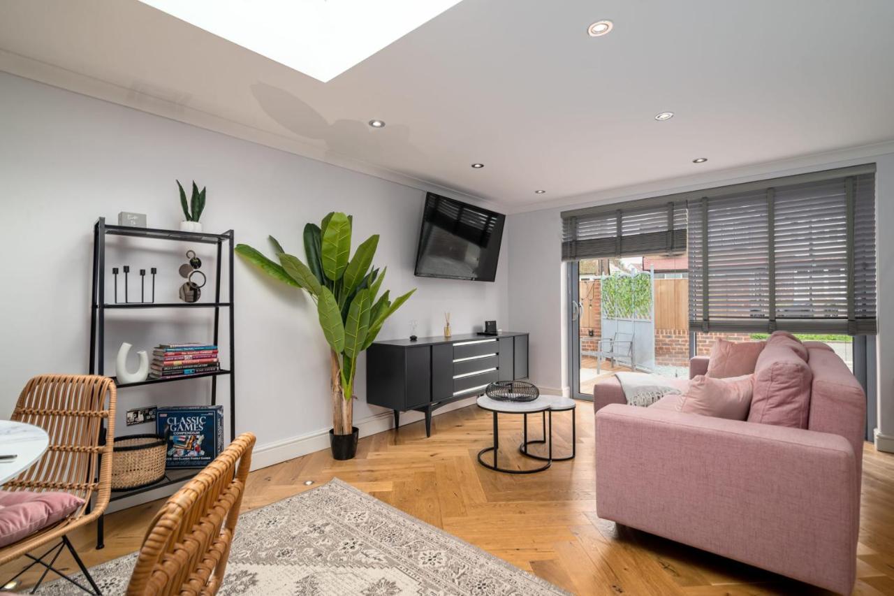Guestready - Unique Home Near Wimbledon With Gorgeous Deck And Parking London Kültér fotó