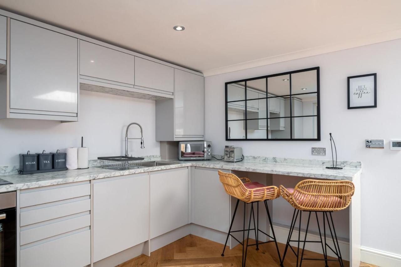 Guestready - Unique Home Near Wimbledon With Gorgeous Deck And Parking London Kültér fotó