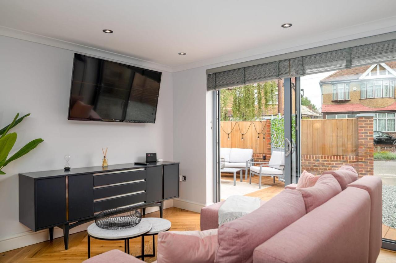 Guestready - Unique Home Near Wimbledon With Gorgeous Deck And Parking London Kültér fotó