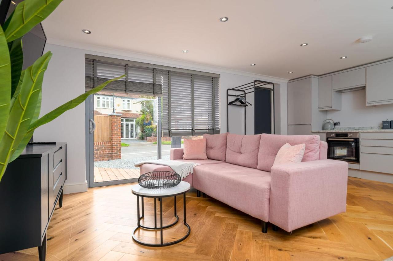 Guestready - Unique Home Near Wimbledon With Gorgeous Deck And Parking London Kültér fotó